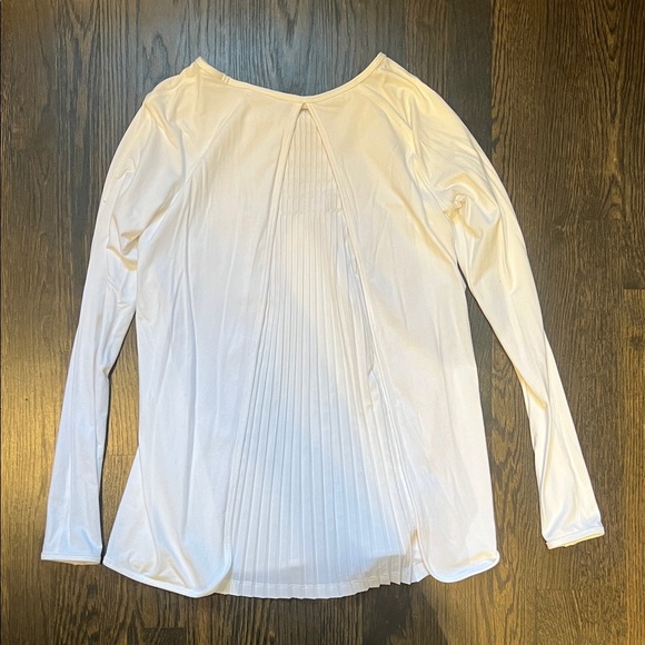 Lululemon Women's White Long Sleeve Top with stylish pleats on back - Picture 4 of 4